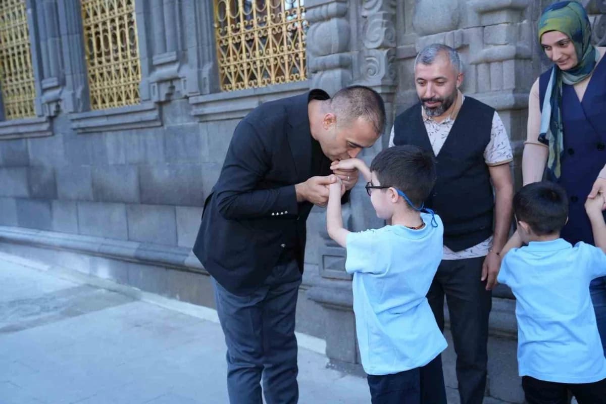 Erzurum’da DMD kas hastası Ahmet Sami Yıldırım’ın yurt dışındaki tedavisi için başlatılan ve 11 aydır süren valilik onay