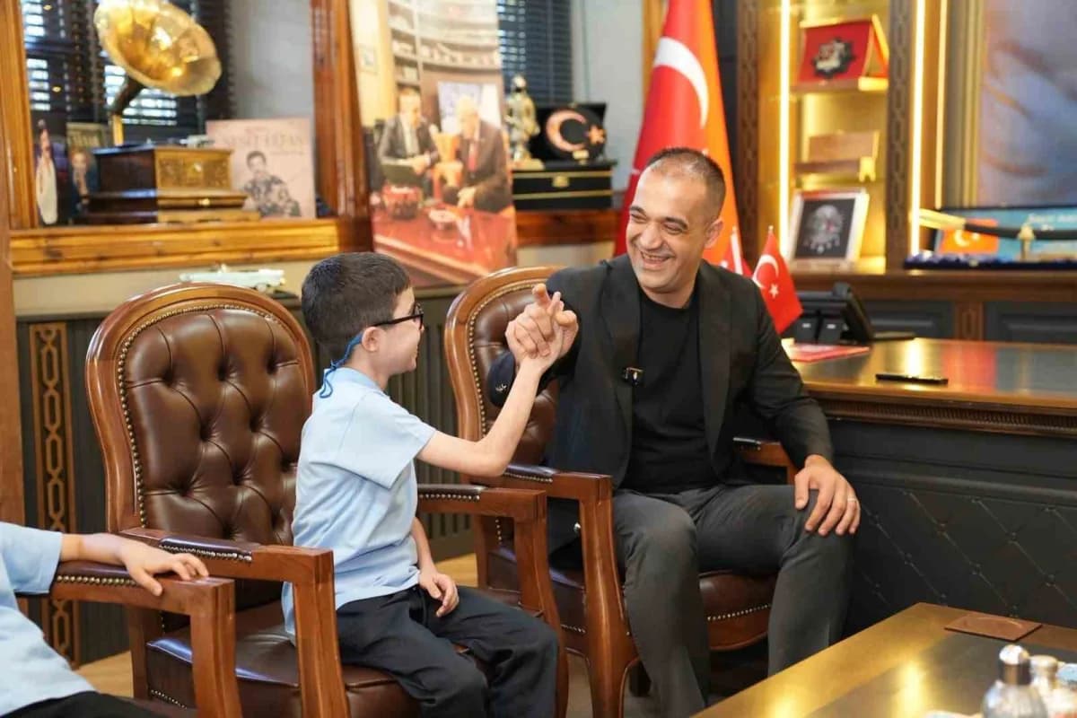Erzurum’da Ahmet Sami Yıldırım’ın tedavi kampanyasında destek veren MHP Erzurum İl Başkanı Adem Yurdagül ile aile ziyare