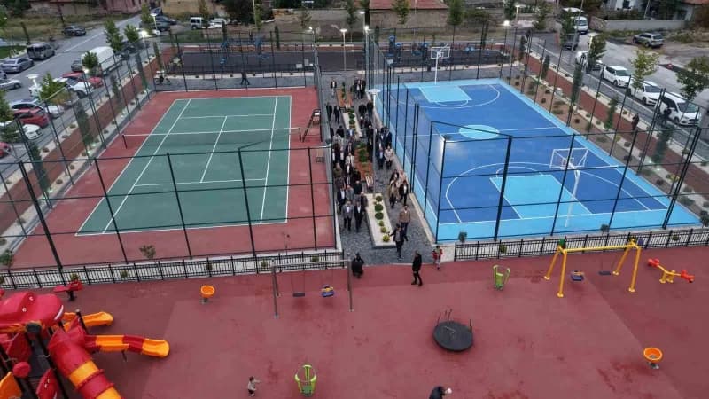Melikgazi Belediyesi'nin Yıldırım Beyazıt Mahallesi'nde 12 bin metrekarelik büyük bir alanda hayata geçirdiği içerisinde