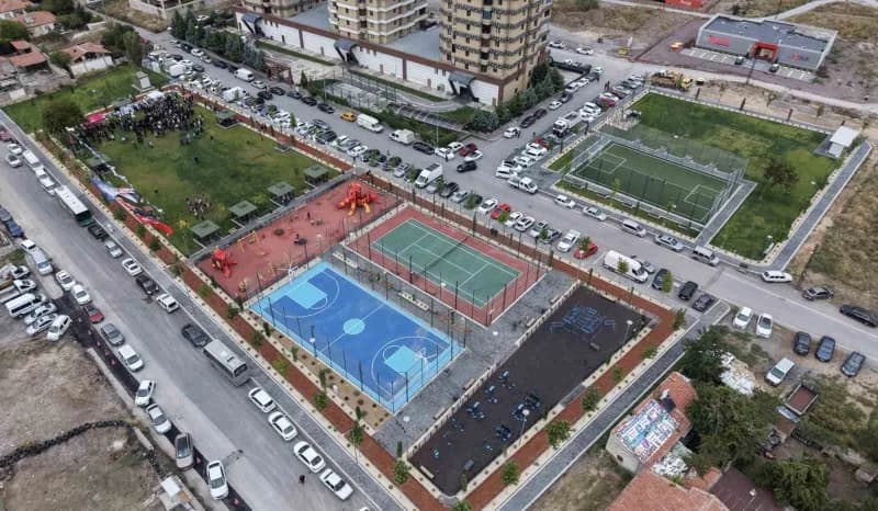 Melikgazi Belediyesi'nin Yıldırım Beyazıt Mahallesi'nde 12 bin metrekarelik büyük bir alanda hayata geçirdiği içerisinde