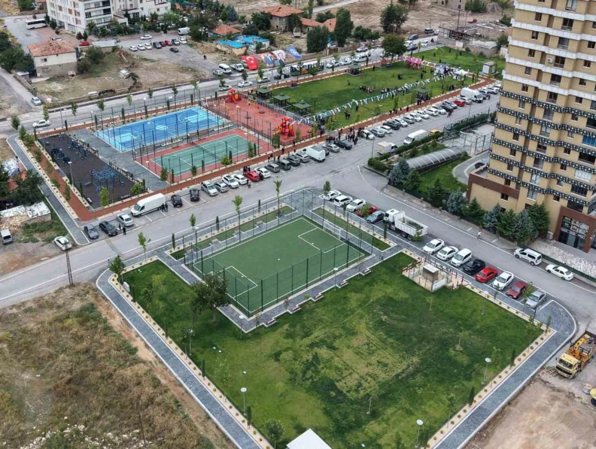 Melikgazi Belediyesi'nin Yıldırım Beyazıt Mahallesi'nde 12 bin metrekarelik büyük bir alanda hayata geçirdiği içerisinde
