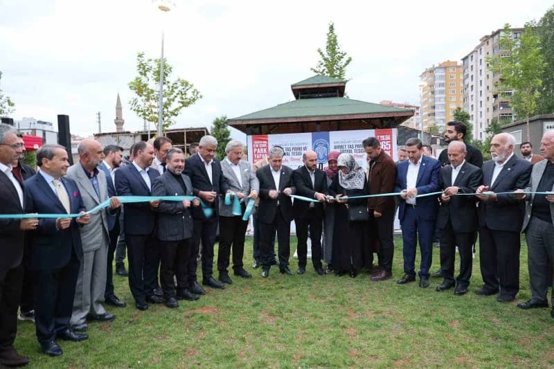 Kayseri Melikgazi'de açılan Ahmet Taş Parkı ve Sosyal Tesisi'nin tenis kortu, basketbol sahası ve çocuk oyun alanları il