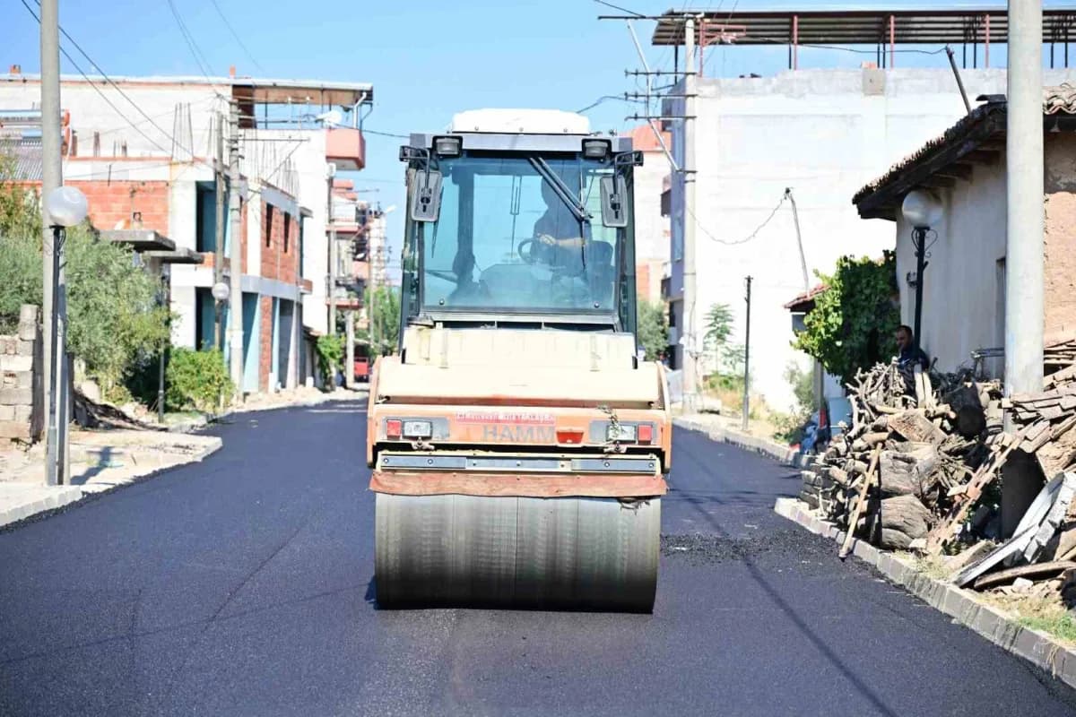 Manisa Ahmetli Barbaros Mahallesi Selanik Caddesi’nde sıcak asfalt serimi yapan iş makineleri ve ekipler