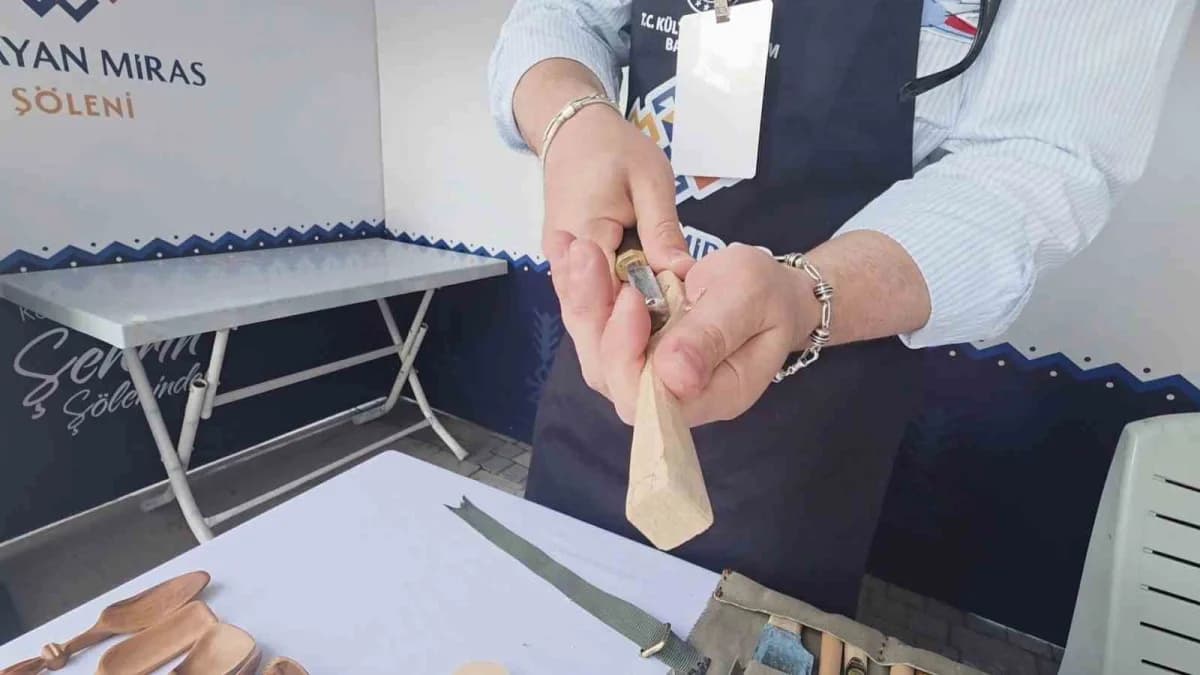 Ahşap kaşık oyma sanatçısı, geleneksel sanatı günümüz formlarıyla buluşturuyor