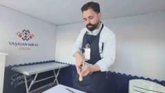 Kütahya’da ahşap kaşık oyma sanatçısı İbrahim Ethem Kandemir el emeğiyle yaptığı kaşıkları sergiliyor