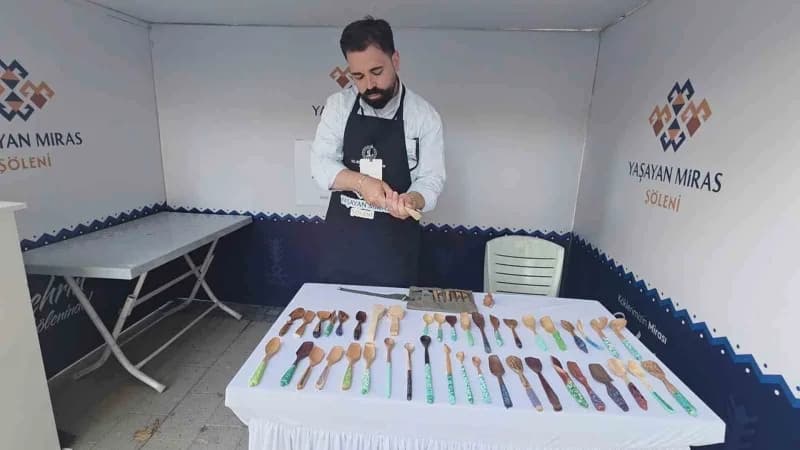 Ahşap kaşık oyma sanatçısı, geleneksel sanatı günümüz formlarıyla buluşturuyor