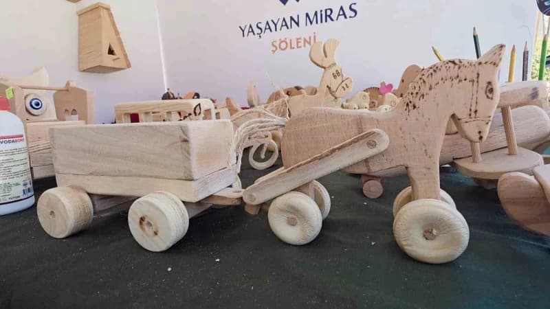 Kütahya'da Kültür ve Turizm Bakanlığı sanatçısı ve somut olmayan kültürel miras taşıyıcısı İrfan Uğurlu, yaklaşık 25 yıl