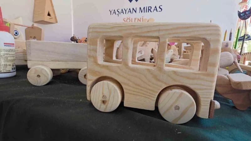 Kütahya'da Kültür ve Turizm Bakanlığı sanatçısı ve somut olmayan kültürel miras taşıyıcısı İrfan Uğurlu, yaklaşık 25 yıl