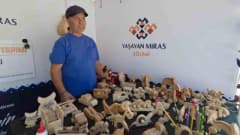 Kütahya'da sanatçı İrfan Uğurlu doğal ahşap oyuncaklar yaparken