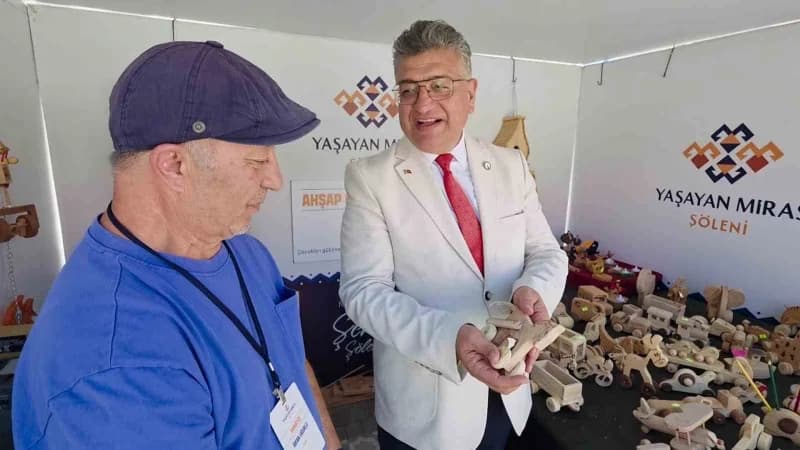 Kütahya'da Kültür ve Turizm Bakanlığı sanatçısı ve somut olmayan kültürel miras taşıyıcısı İrfan Uğurlu, yaklaşık 25 yıl