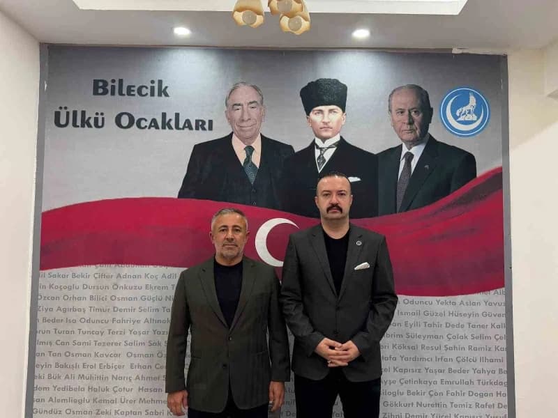 AK Parti Bilecik İl Başkanı Serkan Yıldırım ve heyeti, Ülkü Ocakları Başkanı Bahadır Emirler’i ziyaret ederken