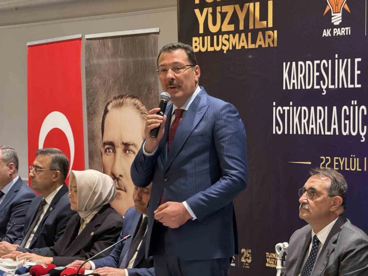 AK Parti Eskişehir’de Türkiye Yüzyılı Buluşmaları etkinliğinde konuşan Ali İhsan Yavuz ve partililer