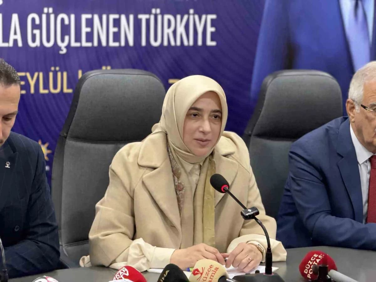AK Parti Grup Başkanvekili Özlem Zengin Düzce'de basın açıklaması yaparken