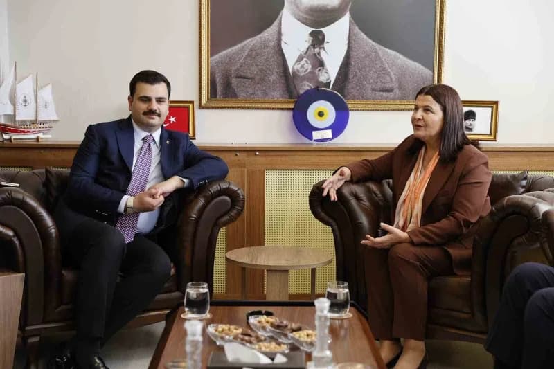 AK Parti Genel Sekreteri ve İzmir Milletvekili Eyyüp Kadir İnan, AK Parti saflarına katılan Foça Belediye Başkanı Saniye