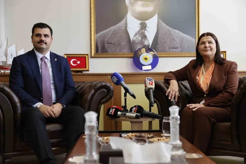 AK Parti Genel Sekreteri Eyyüp Kadir İnan, Foça Belediye Başkanı Saniye Bora Fıçı’yı ziyaret ederken