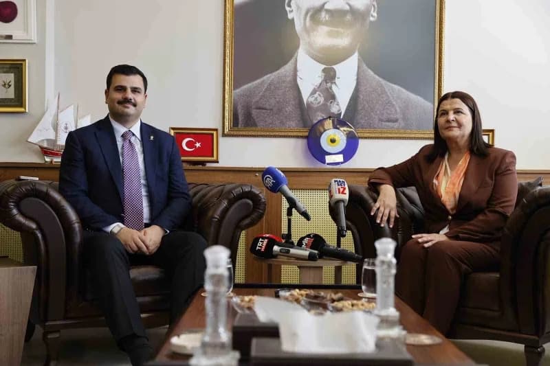 AK Parti Genel Sekreteri ve İzmir Milletvekili Eyyüp Kadir İnan, AK Parti saflarına katılan Foça Belediye Başkanı Saniye
