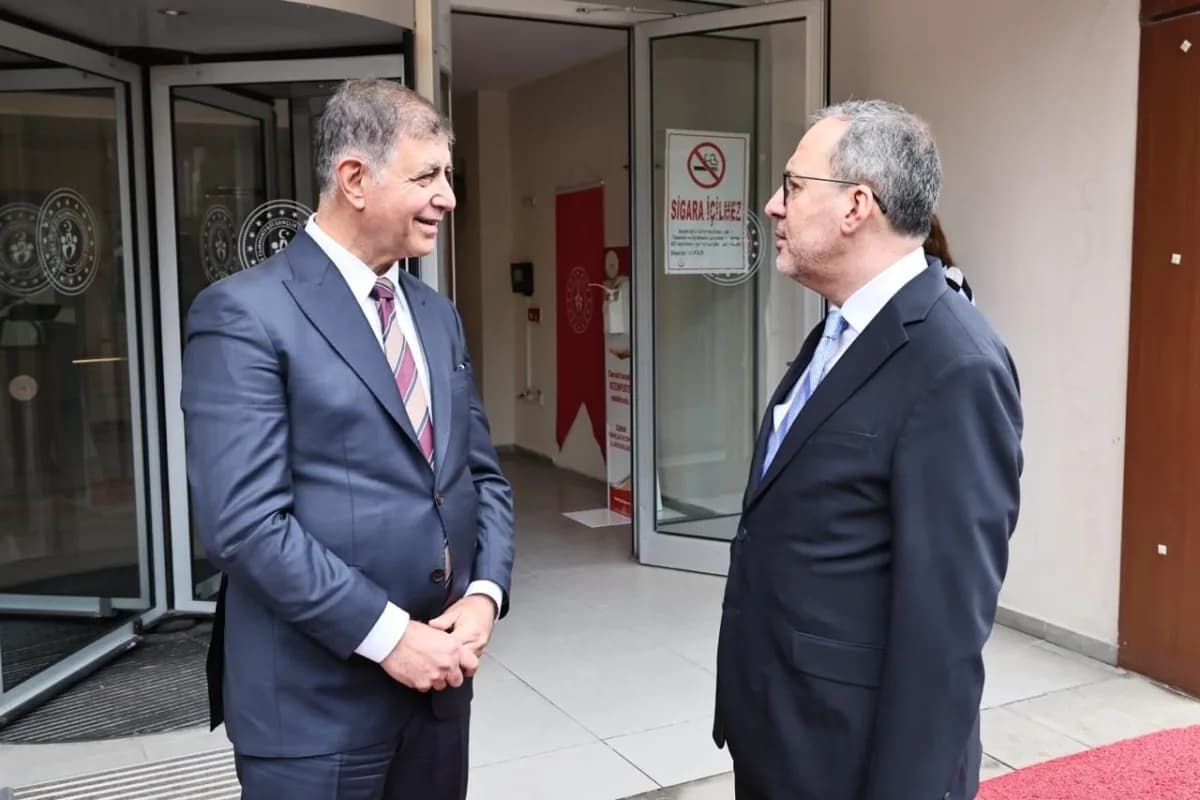 Mehmet Kasapoğlu basın açıklaması yaparken İzmir'de