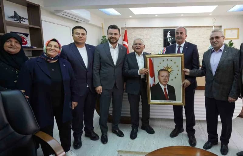 AK Parti Kayseri İl Başkanı Hüseyin Okandan, Kayseri Büyükşehir Belediye Başkanı Memduh Büyükkılıç ve teşkilat mensuplar