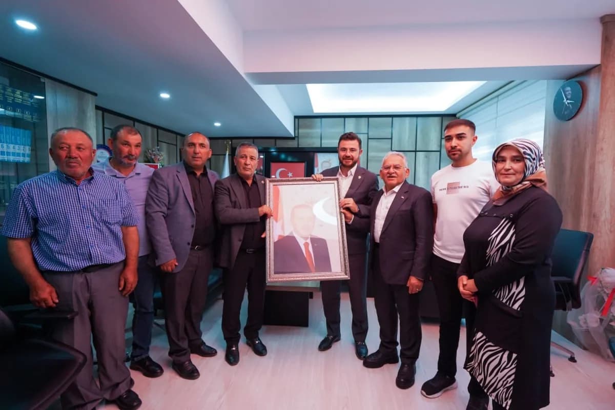 AK Parti Kayseri İl Başkanı Hüseyin Okandan, Kayseri Büyükşehir Belediye Başkanı Memduh Büyükkılıç ve teşkilat mensuplar