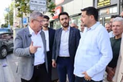 AK Parti Denizli İl Başkanı Muhammet Subaşıoğlu İstiklal Caddesi esnafını ziyaret ederken