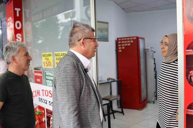 AK Parti Denizli İl Başkanı Muhammet Subaşıoğlu, kentin en işlek noktalarından biri olan İstiklal Caddesi’nde esnaf ziya