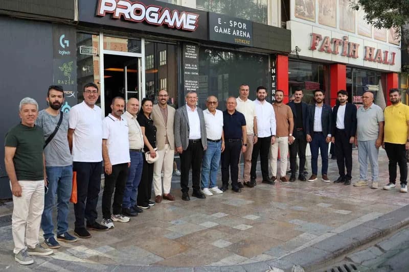 AK Parti Denizli İl Başkanı Muhammet Subaşıoğlu, kentin en işlek noktalarından biri olan İstiklal Caddesi’nde esnaf ziya