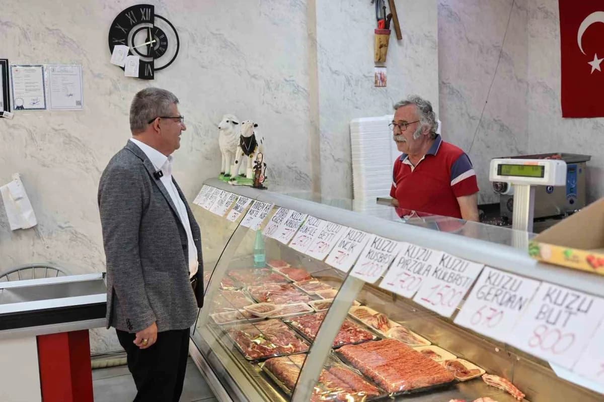 AK Parti Denizli İl Başkanı Muhammet Subaşıoğlu, kentin en işlek noktalarından biri olan İstiklal Caddesi’nde esnaf ziya