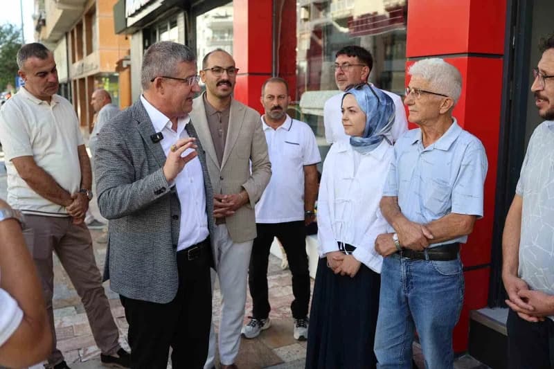 AK Parti Denizli İl Başkanı Muhammet Subaşıoğlu, kentin en işlek noktalarından biri olan İstiklal Caddesi’nde esnaf ziya