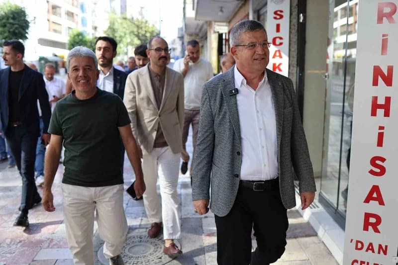 AK Parti Denizli İl Başkanı Muhammet Subaşıoğlu, kentin en işlek noktalarından biri olan İstiklal Caddesi’nde esnaf ziya
