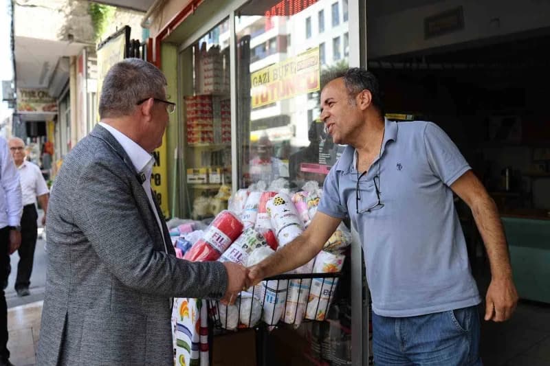 AK Parti Denizli İl Başkanı Muhammet Subaşıoğlu, kentin en işlek noktalarından biri olan İstiklal Caddesi’nde esnaf ziya