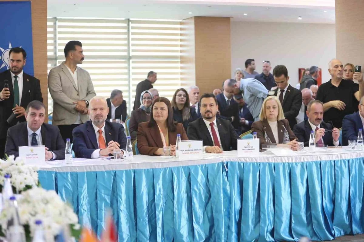 AK Parti Genel Merkezi tarafından düzenlenen ‘Türkiye Yüzyılı Buluşmaları’ kapsamındaki saha programı İzmir’de başladı.