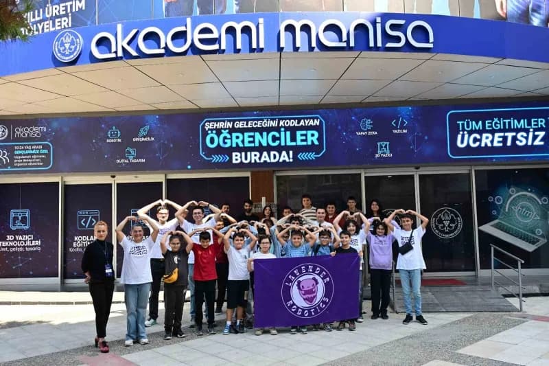 Manisa Büyükşehir Belediyesi Akademi Manisa, gençlerin bilim, teknoloji ve mühendislik alanındaki gelişimlerine katkı su