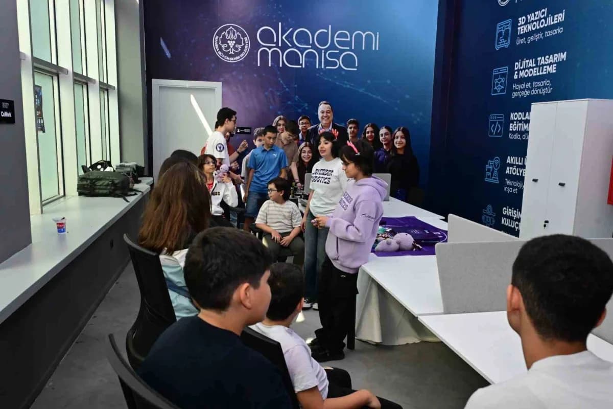 Manisa Büyükşehir Belediyesi Akademi Manisa, gençlerin bilim, teknoloji ve mühendislik alanındaki gelişimlerine katkı su