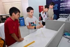Akademi Manisa’da Lavender Robotics ekibinin gençlere robotik ve mühendislik deneyimi sunduğu etkinlikten bir kare