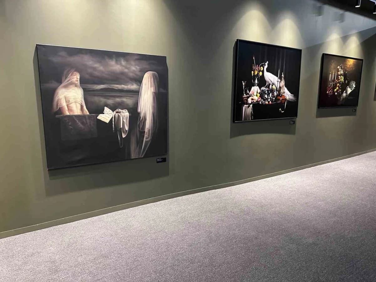Akbank Sanat’ın Garip Şeyler Oluyor sergisinden sanat eserleri ve ziyaretçiler Tersane İstanbul’da