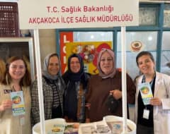 Akçakoca Hüseyin Yanmaz Kapalı Pazar Yeri’nde sağlıklı beslenme farkındalık standı kurulmuş ve vatandaşlara bilgilendirm