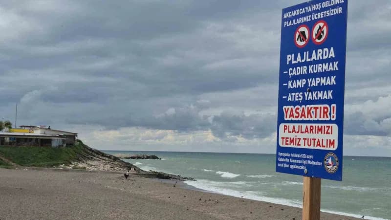 Yaz mevsiminde yoğunluk yaşanan ve adım atacak yer kalmayan Düzce’nin denize açılan kapısı Akçakoca sahilleri tatilin bi