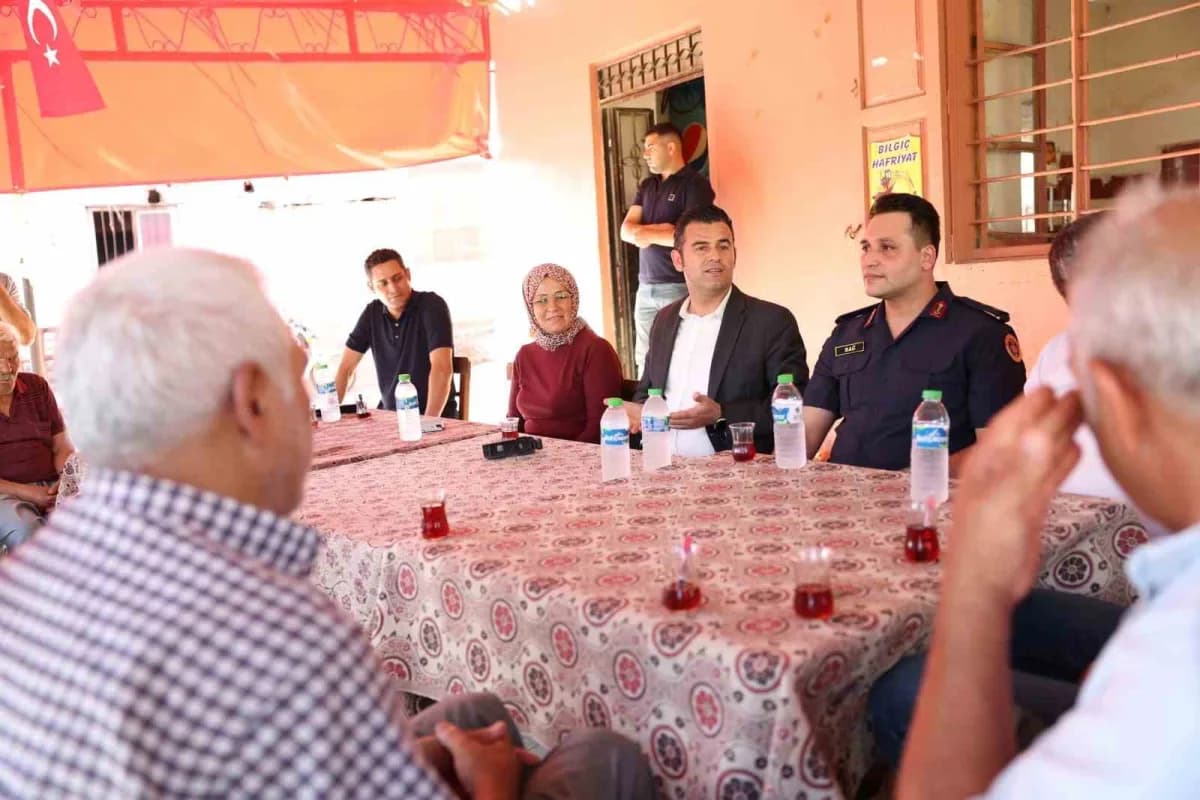 Akdeniz Kaymakamı Murat Beşikci mahalle ziyaretlerinde vatandaşlarla sohbet ediyor