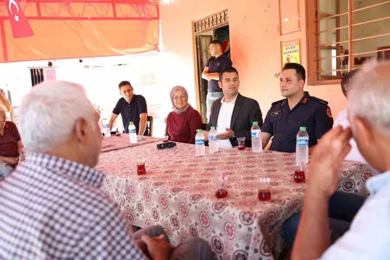 Akdeniz Kaymakamı Murat Beşikci mahalle ziyaretlerinde vatandaşlarla sohbet ediyor