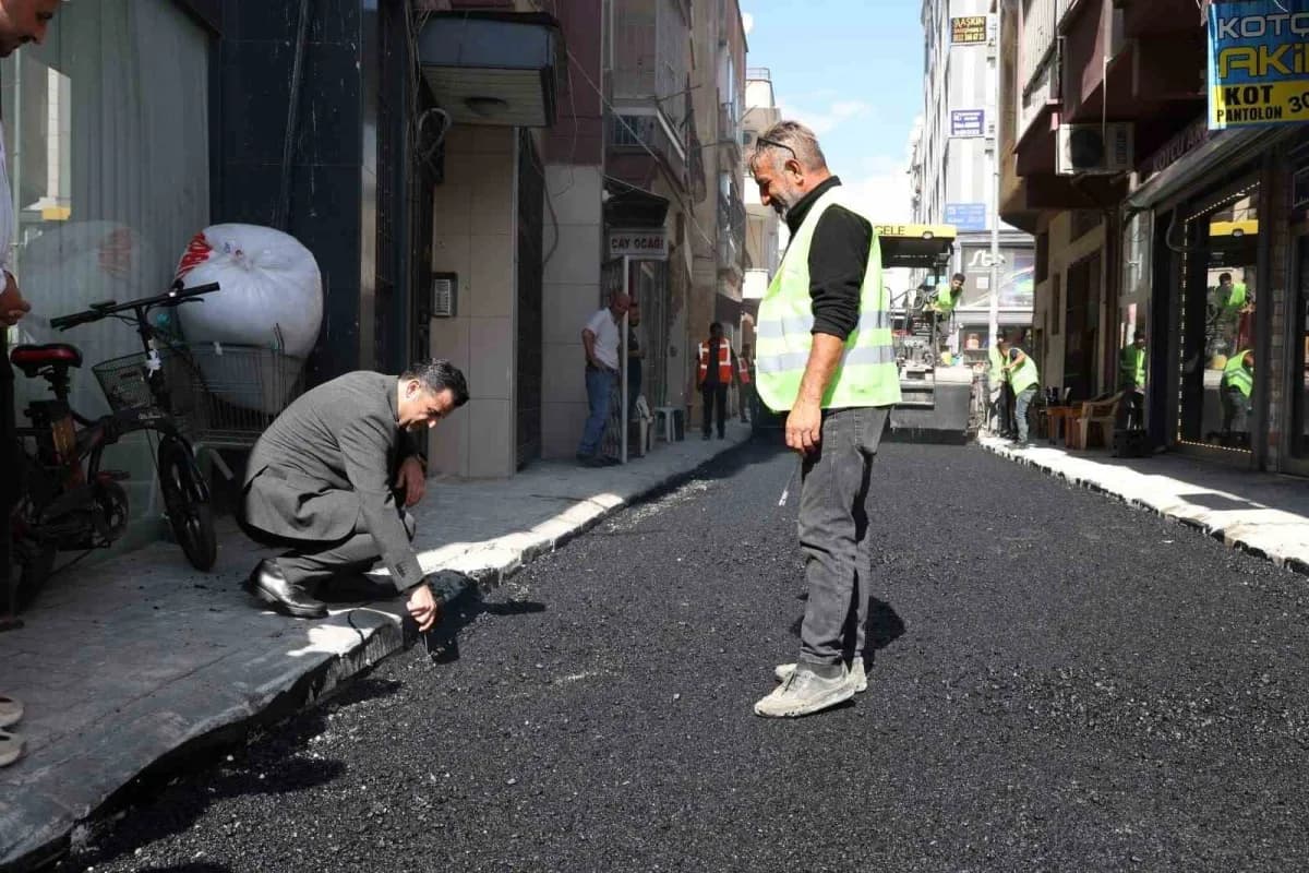 Akdeniz Belediyesi ekipleri Mesudiye Mahallesi’nde sıcak asfalt yol çalışması yapıyor