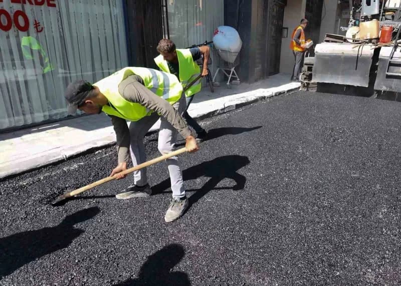 Akdeniz Belediyesi tarafından ilçe genelinde ulaşım konforunun artırılması amacıyla yürütülen yol yapım ve bakım çalışma