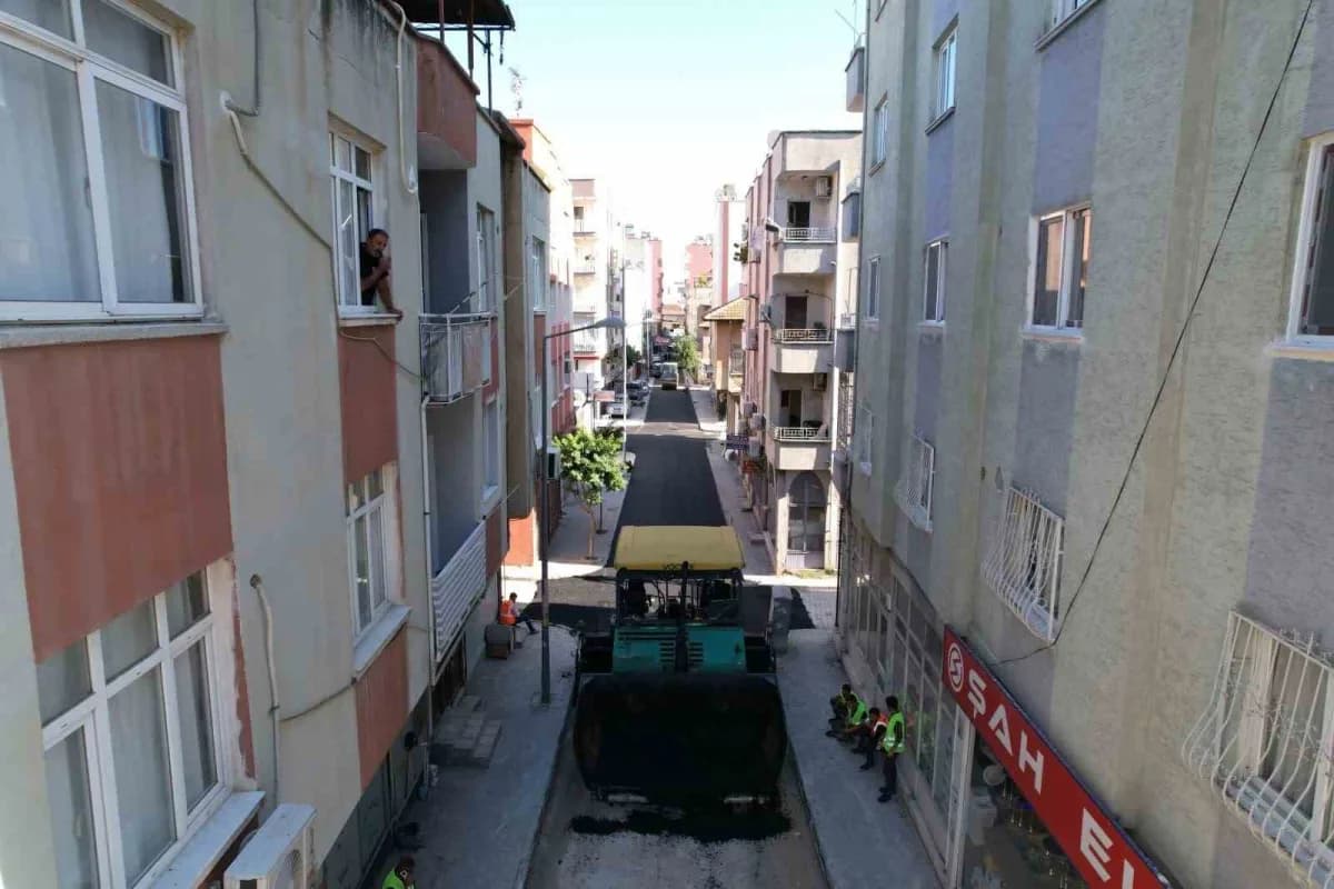 Akdeniz Belediyesi tarafından ilçe genelinde ulaşım konforunun artırılması amacıyla yürütülen yol yapım ve bakım çalışma