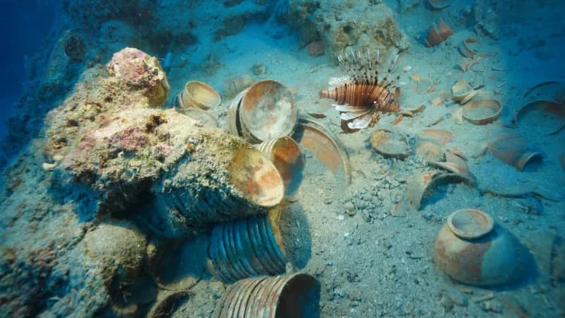 Antalya Adrasan’daki yaklaşık 2 bin 100 yıllık gemi batığında yürütülen kazılarda binlerce seramik eser gün yüzüne çıkar
