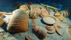 Antalya Adrasan açıklarında bulunan 2 bin 100 yıllık gemi batığından çıkarılan antik seramik sofra takımları
