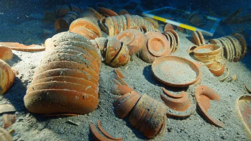 Antalya Adrasan açıklarında bulunan 2 bin 100 yıllık gemi batığından çıkarılan antik seramik sofra takımları