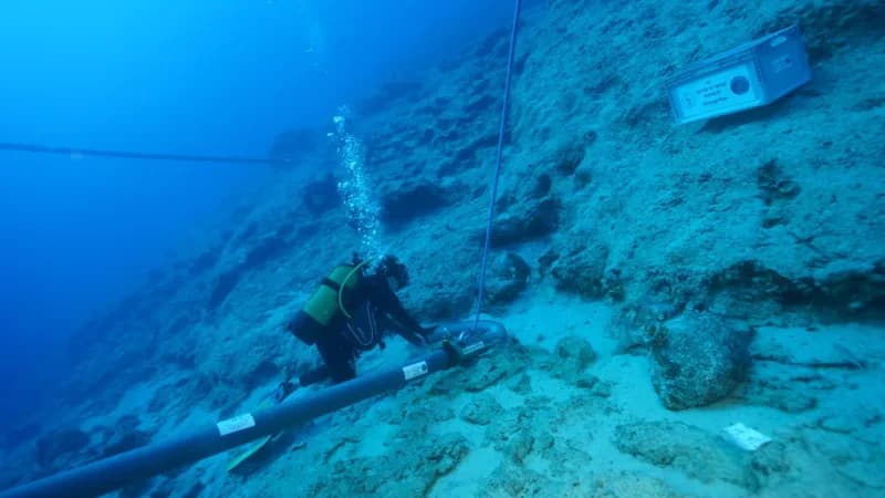 Antalya Adrasan’daki yaklaşık 2 bin 100 yıllık gemi batığında yürütülen kazılarda binlerce seramik eser gün yüzüne çıkar