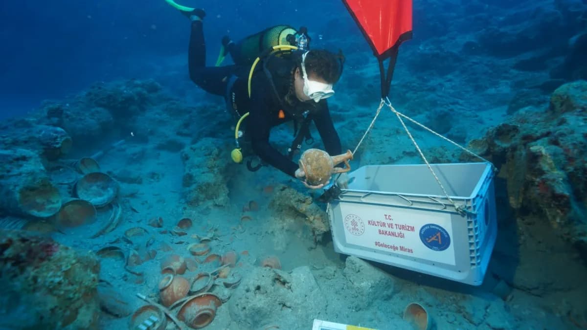 Antalya Adrasan’daki yaklaşık 2 bin 100 yıllık gemi batığında yürütülen kazılarda binlerce seramik eser gün yüzüne çıkar