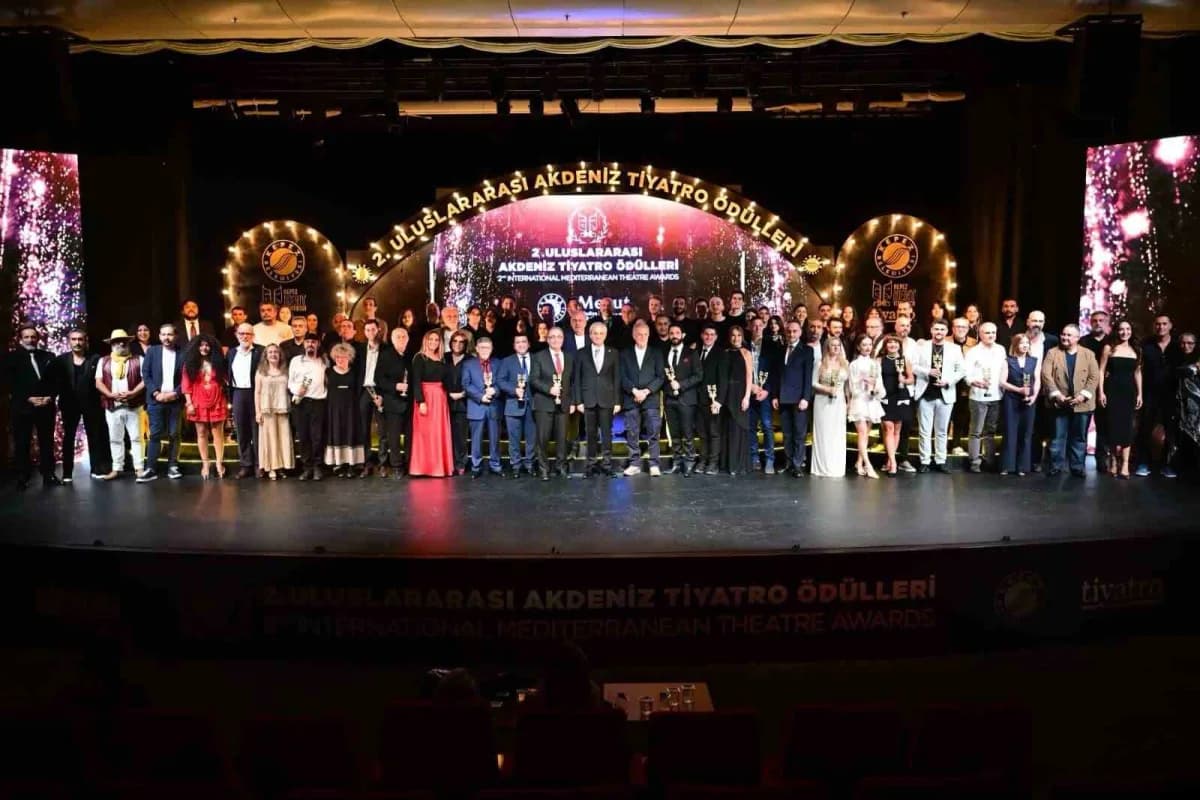 Uluslararası Akdeniz Tiyatro Ödülleri töreni Antalya Kepez Erdem Bayazıt Kültür Merkezi'nde gerçekleştirildi