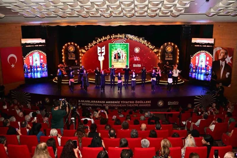 Bu yıl ikincisi düzenlenen Uluslararası Akdeniz Tiyatro Ödülleri, Erdem Bayazıt Kültür Merkezi'nde düzenlenen görkemli t