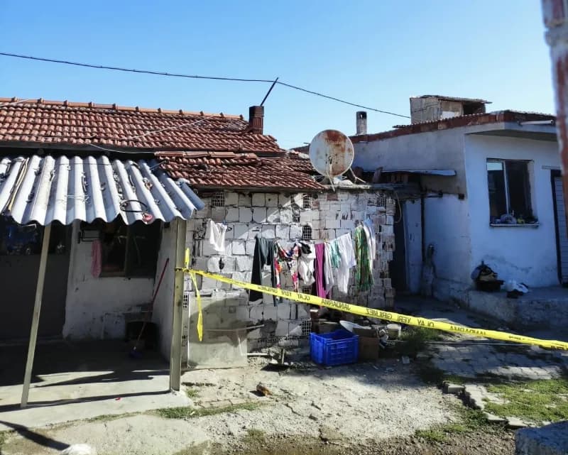 Manisa Akhisar Kayalıoğlu Mahallesi’nde eşi tarafından bıçaklanan kadın hastaneye kaldırıldı